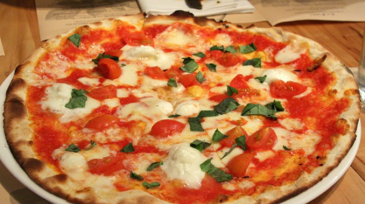 Пица с козе сирене и домати|escape