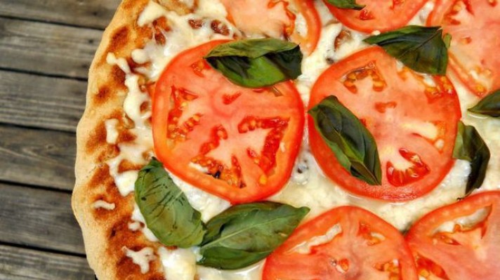 Пица с моцарела, синьо сирене и домати|escape
