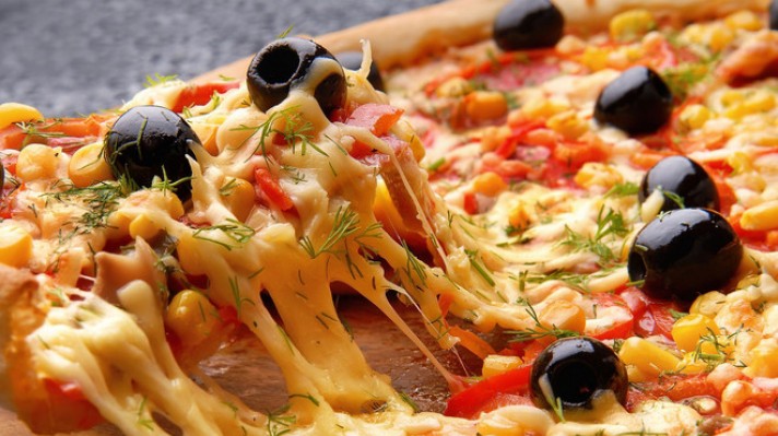 Пица с царевица, чушки и маслини|escape