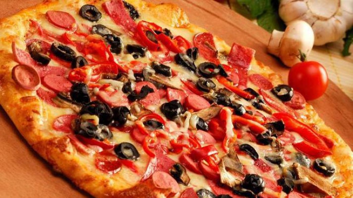 Пица със салам и кренвирши|escape