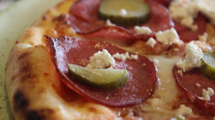 Пица със салам, кисели краставички и сирене|escape