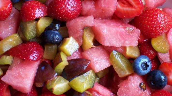 Плодова салата от диня с ягоди и боровинки|escape
