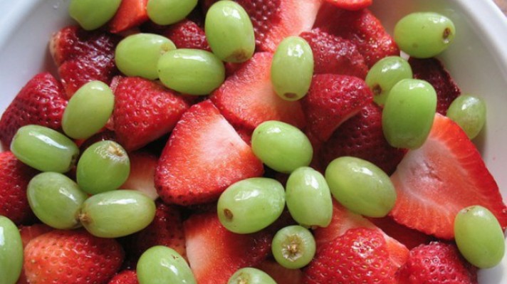 Плодова салата от ягоди с грозде|escape