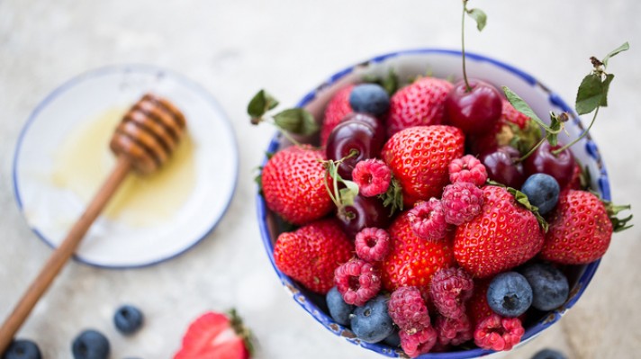 Плодова салата от ягоди, малини и боровинки с мед|escape