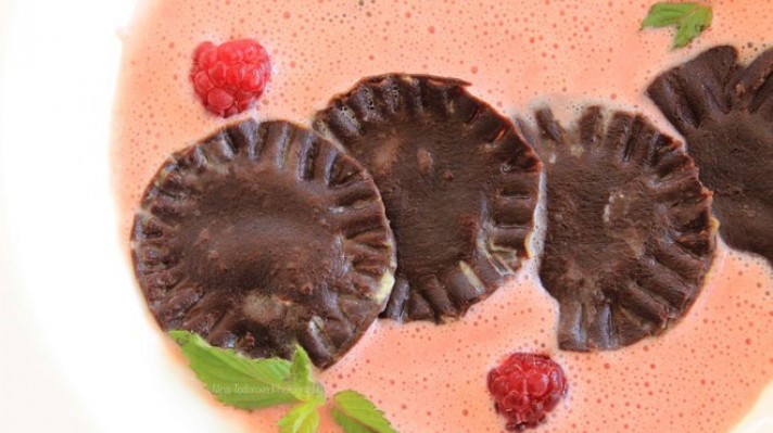 Шоколадови равиоли с маскарпоне в ягодов сос|escape