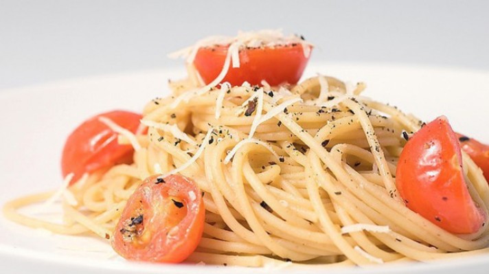 Спагети с чери домати и пармезан|escape