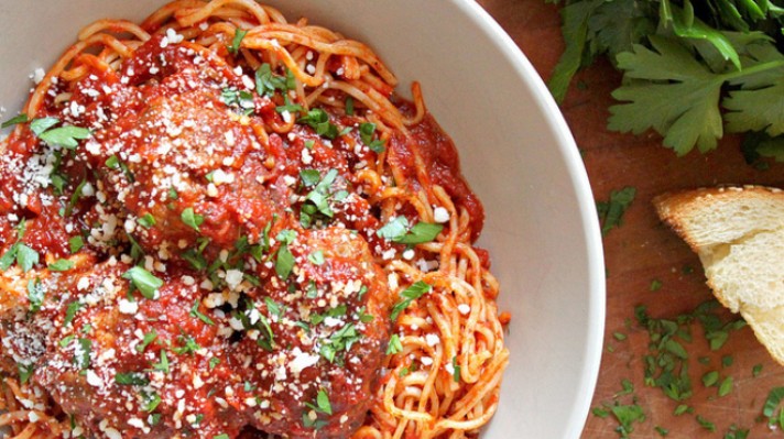 Спагети с доматен сос и  кюфтета|escape