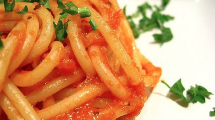 Спагети с доматен сос, магданоз и риган|escape