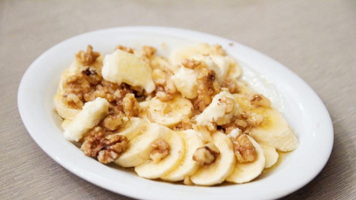 Здравословен десерт с орехи и банани|escape