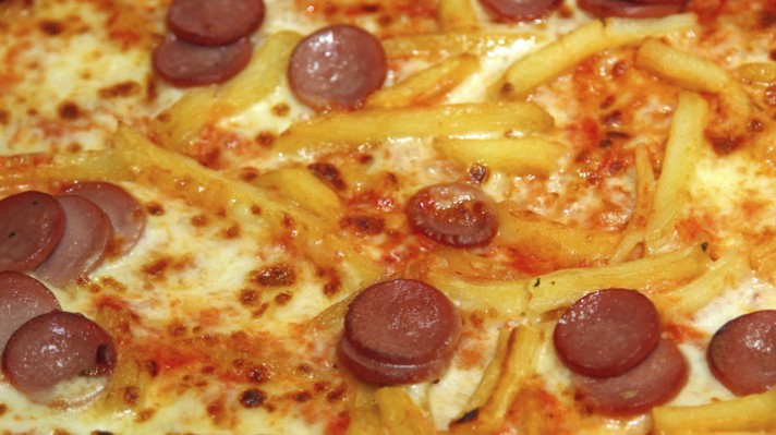 Пица с картофен блат, моцарела и салам|escape