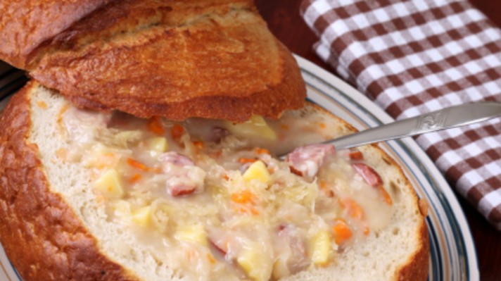 Супа с наденица и картофи в хлебче|escape