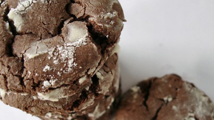 Напукани шоколадови бисквитки с пудра захар|escape