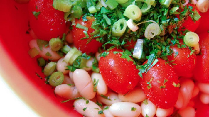 Бобена салата с чери домати и зелен лук|escape