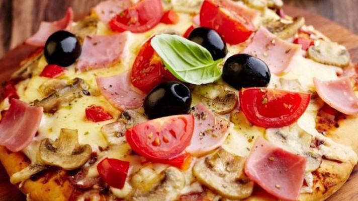 Пица с гъби, шунка, домати и маслини|escape