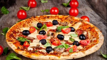 Пица с моцарела, гъби и маслини