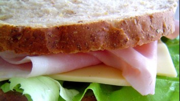 Сандвич от пълнозърнест хляб с шунка, кашкавал и зелена салата
