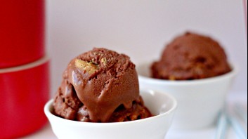 Шоколадов сладолед с фъстъчено масло