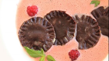 Шоколадови равиоли с маскарпоне в ягодов сос