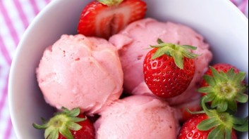 Сладолед от ягоди и кисело мляко