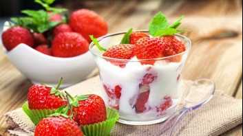 Йогурт с мед и ягоди