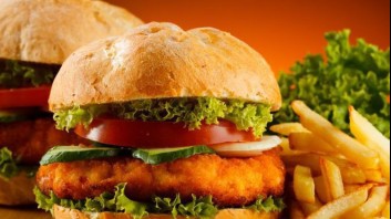 Хамбургер с панирана риба и зелена салата