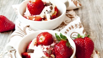 Свеж десерт с ягоди