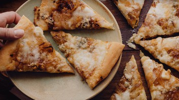 Пица с карамелизиран лук и горгонзола