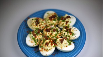 Пълнени яйца с бекон и зелен лук